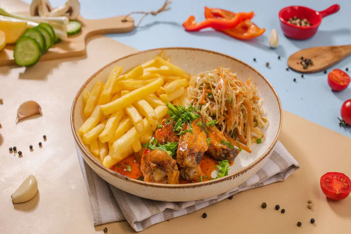 Куриные крылышки в соусе терияки с картофелем фри