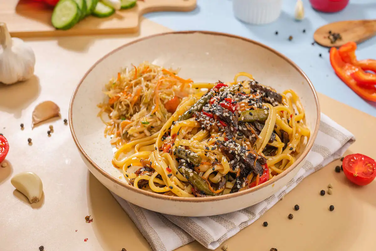 Лапша рамен с говядиной и овощами