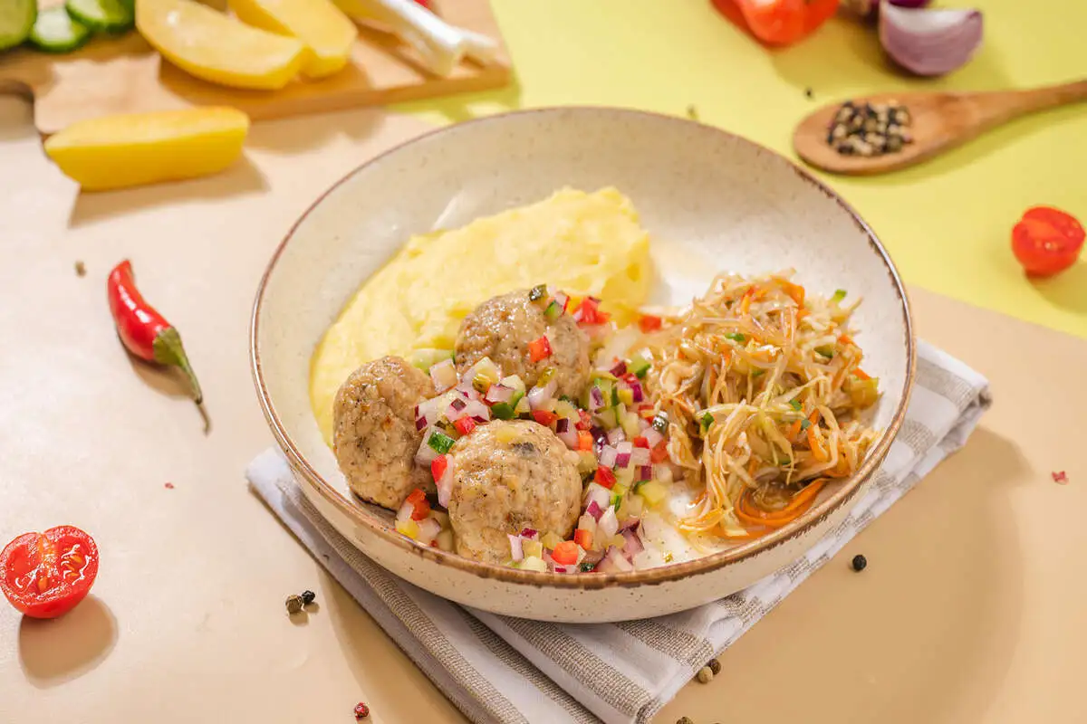 Митболы с вялеными томатами и канкасе из овощей