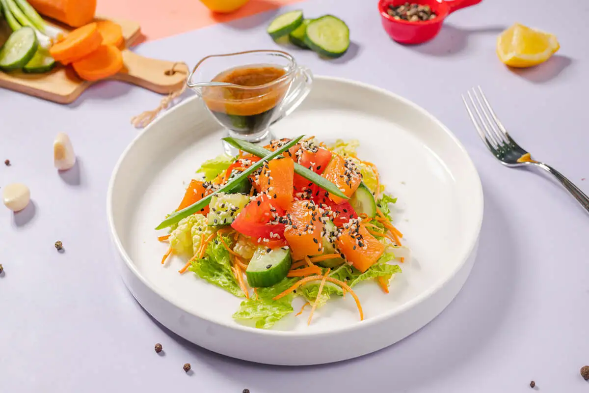 Салат с сёмгой и овощами