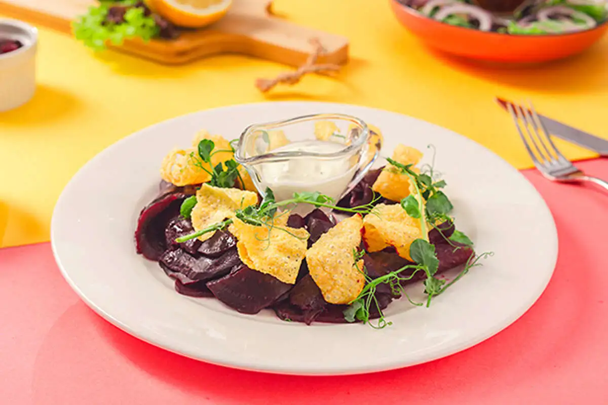 Салат со свёклой и рисовыми чипсами