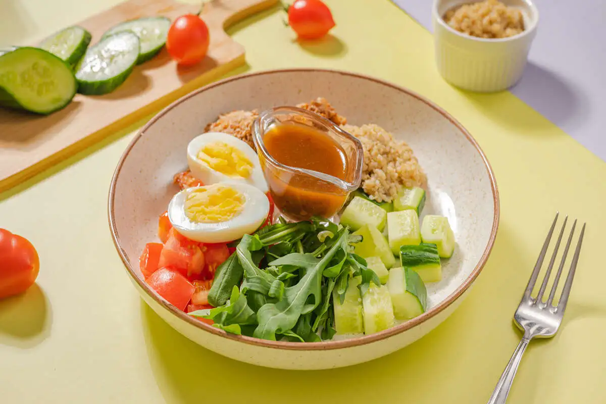 Боул с киноа и курицей