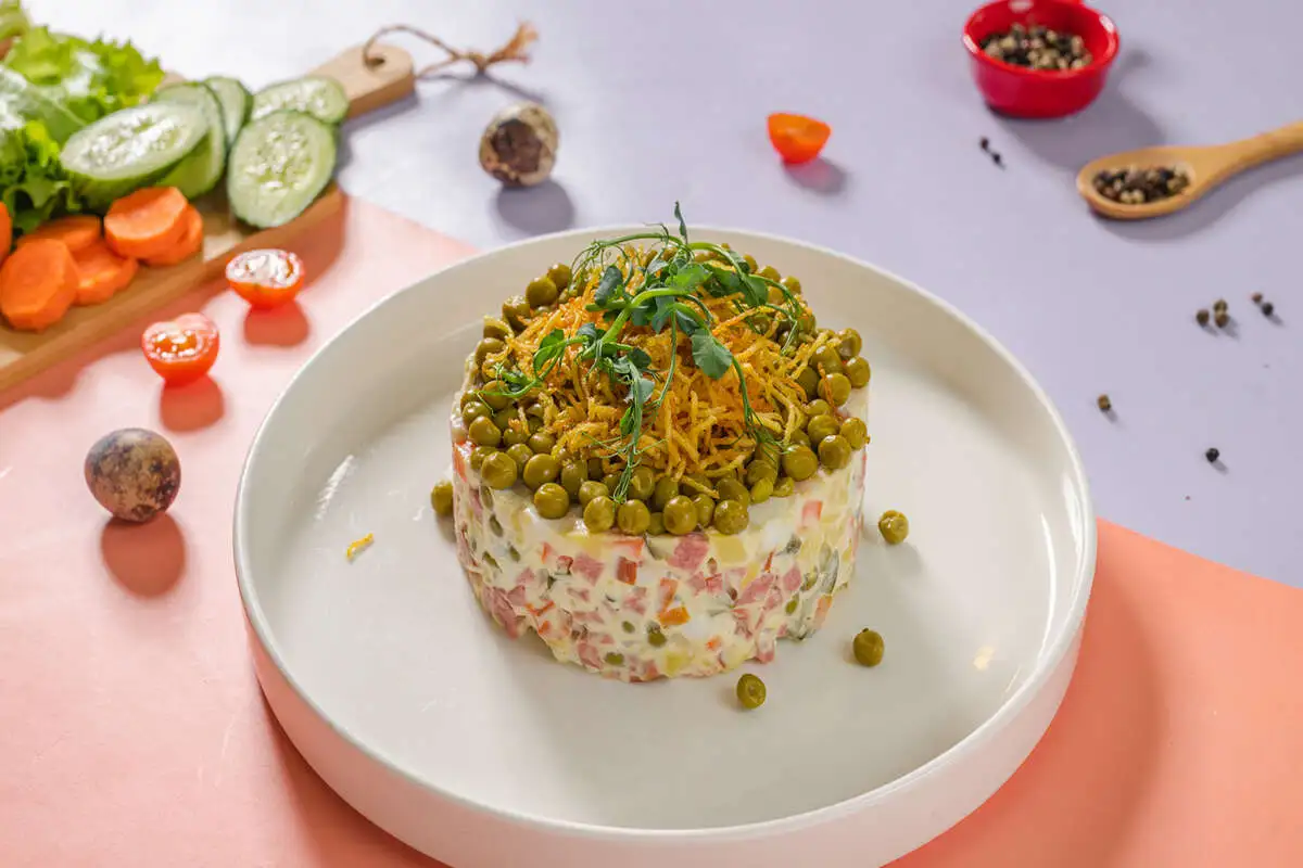 Оливье с колбасой мини