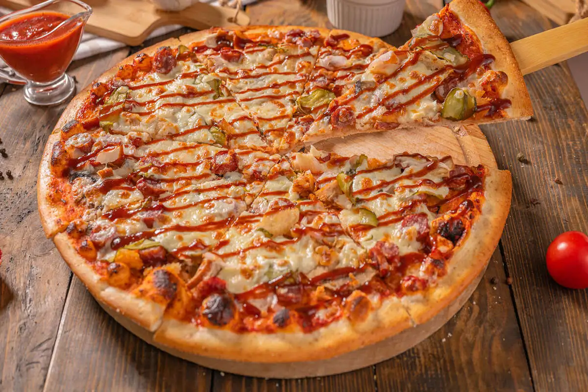 Пицца с охотничьими колбасками