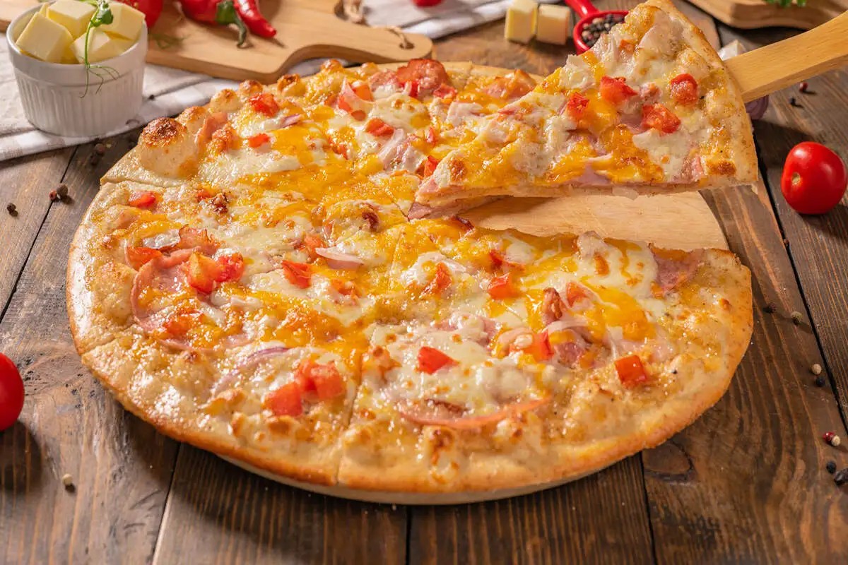 Пицца с беконом и соусом ранч