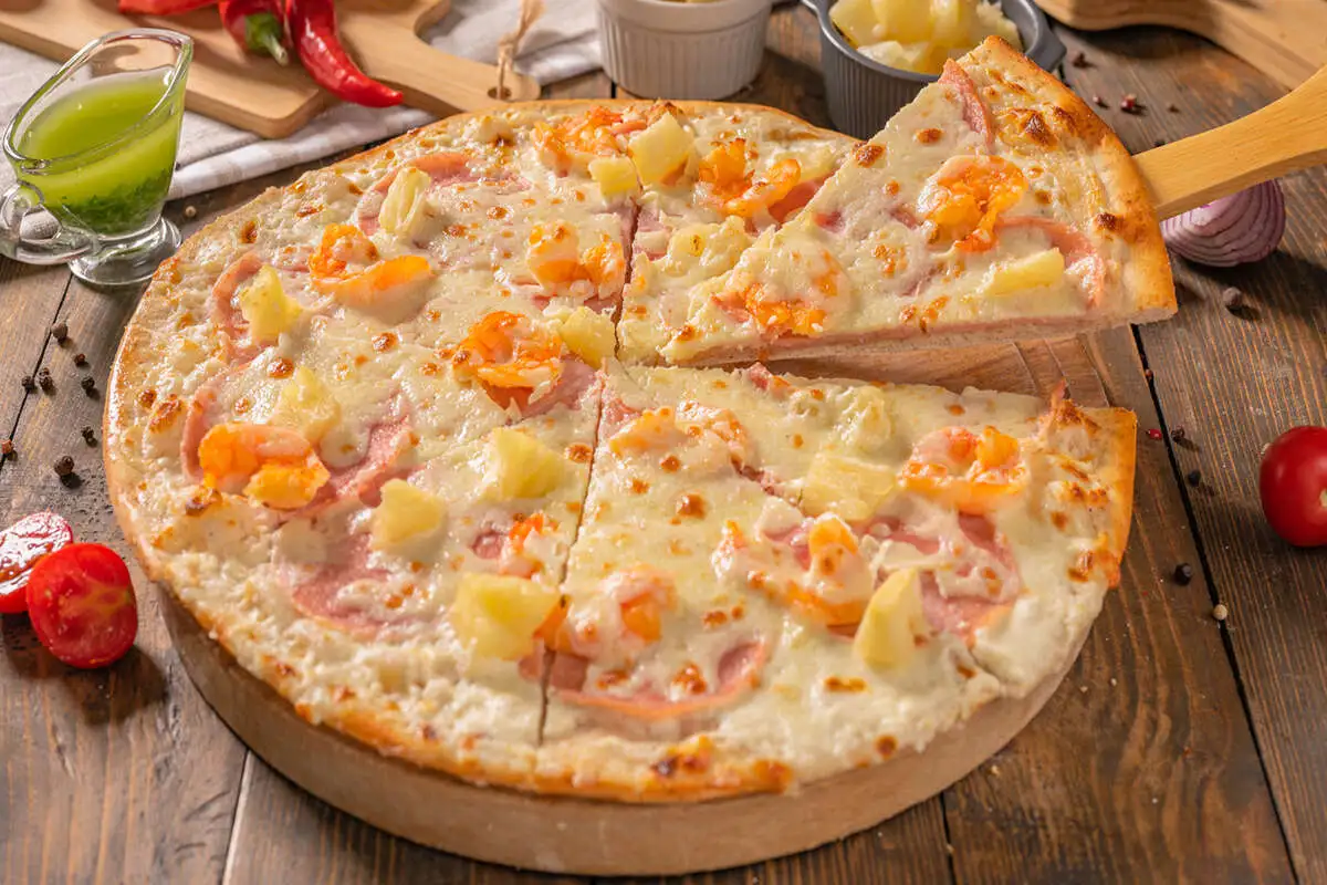 Пицца сливочная с креветками и ветчиной