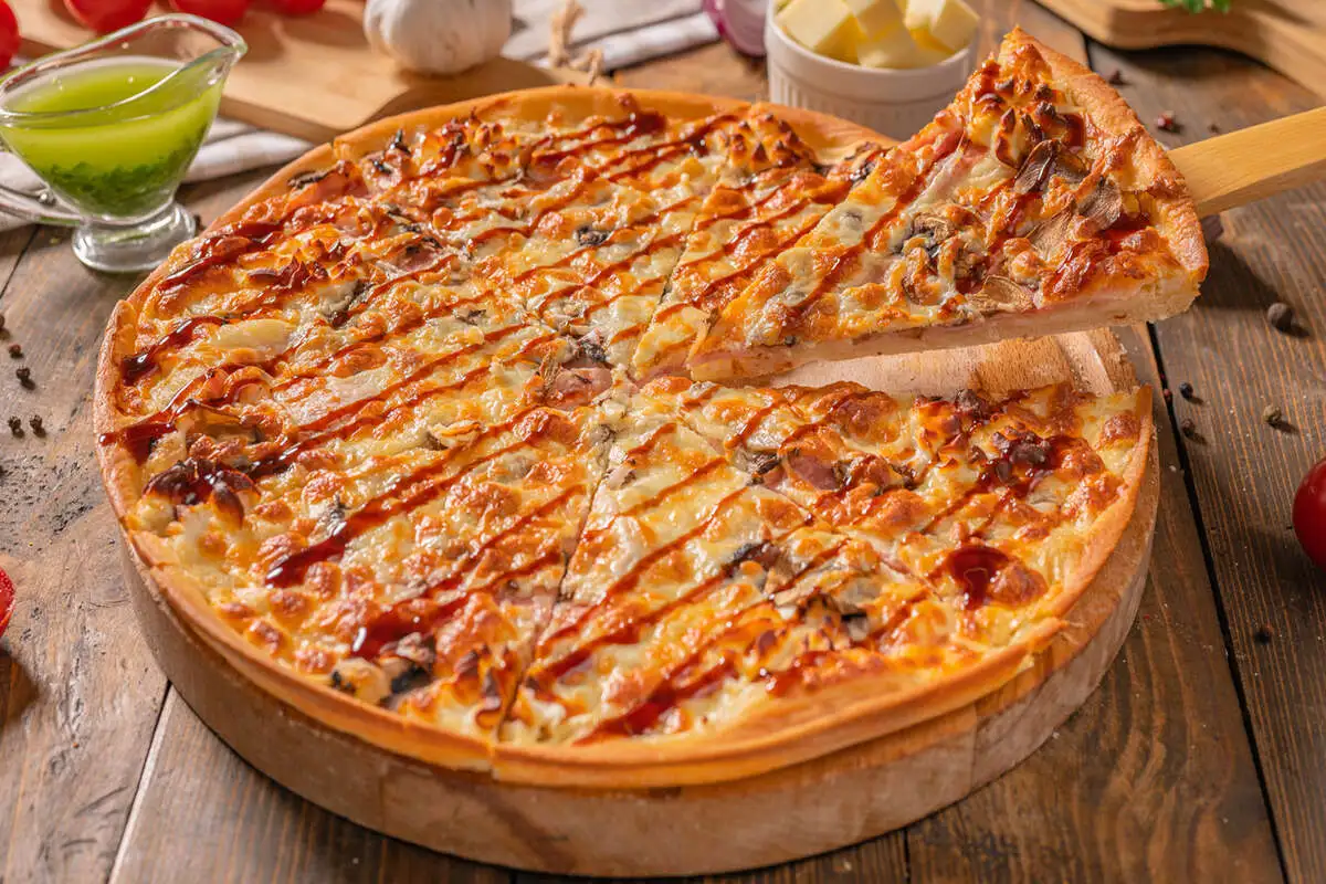 Пицца домашняя с ветчиной и креметте