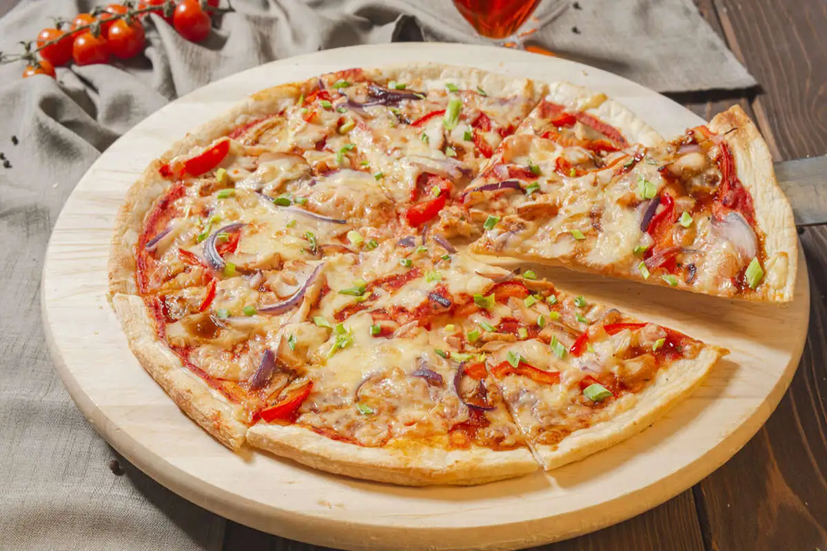 Пицца с копченой курицей