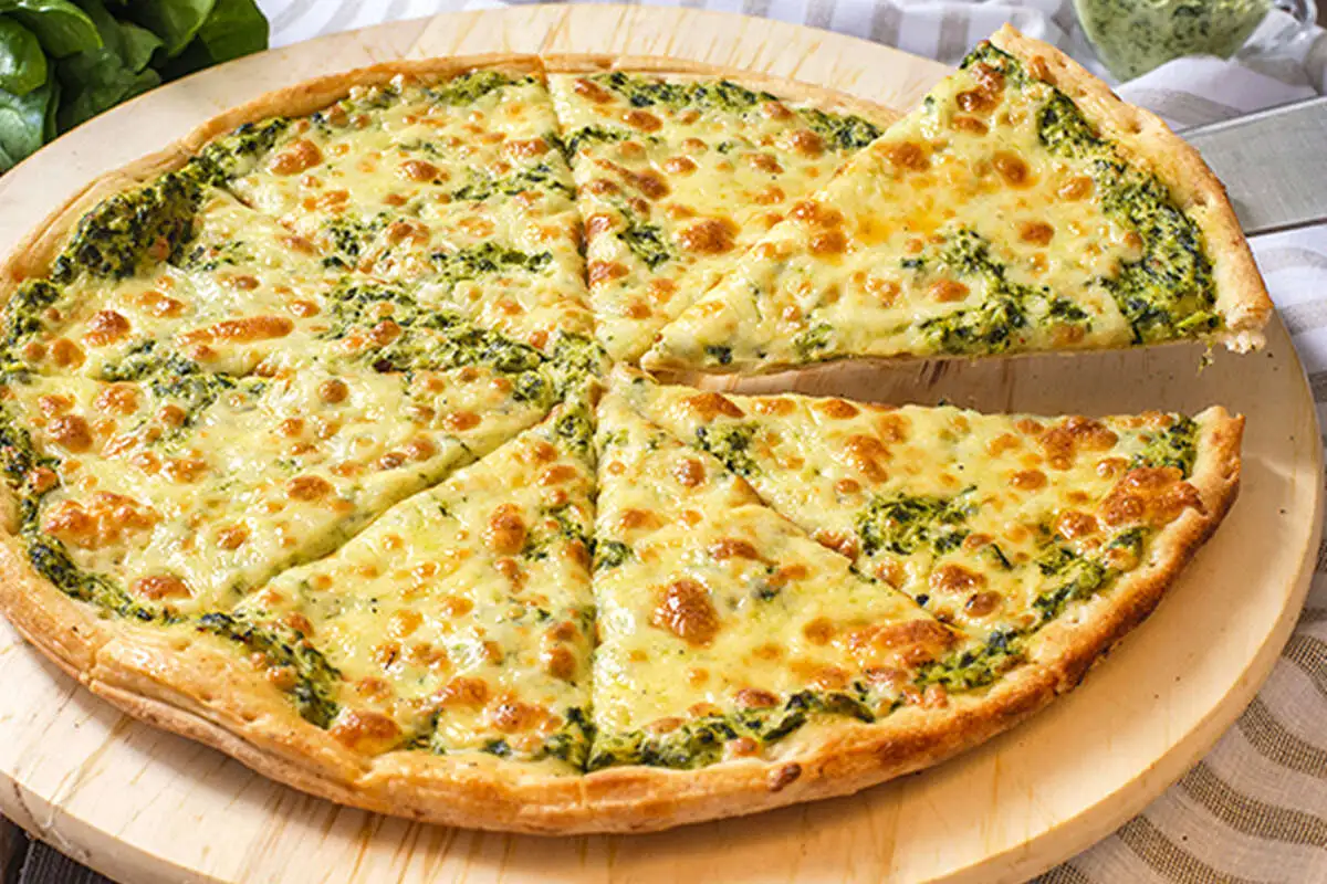 Пицца с курицей и шпинатом