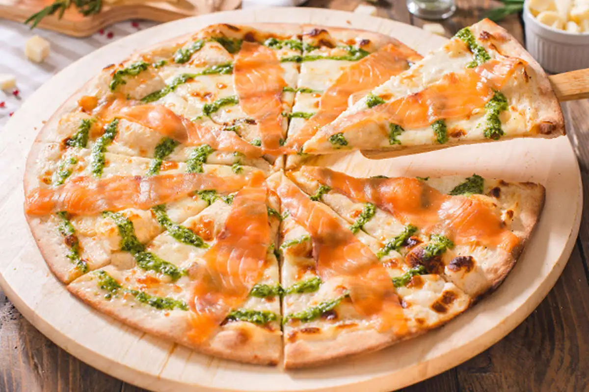 Пицца с сёмгой-фреш и сливочным сыром