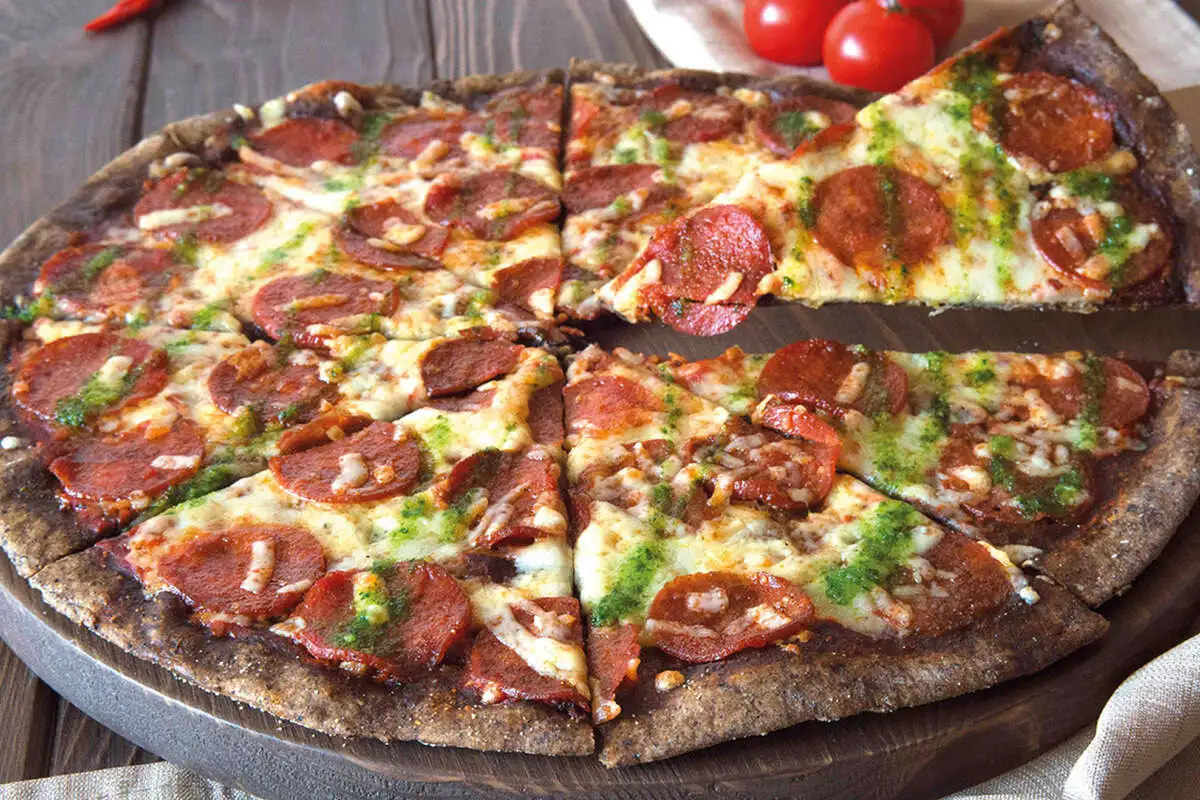 Пицца пепперони на ржаном тесте