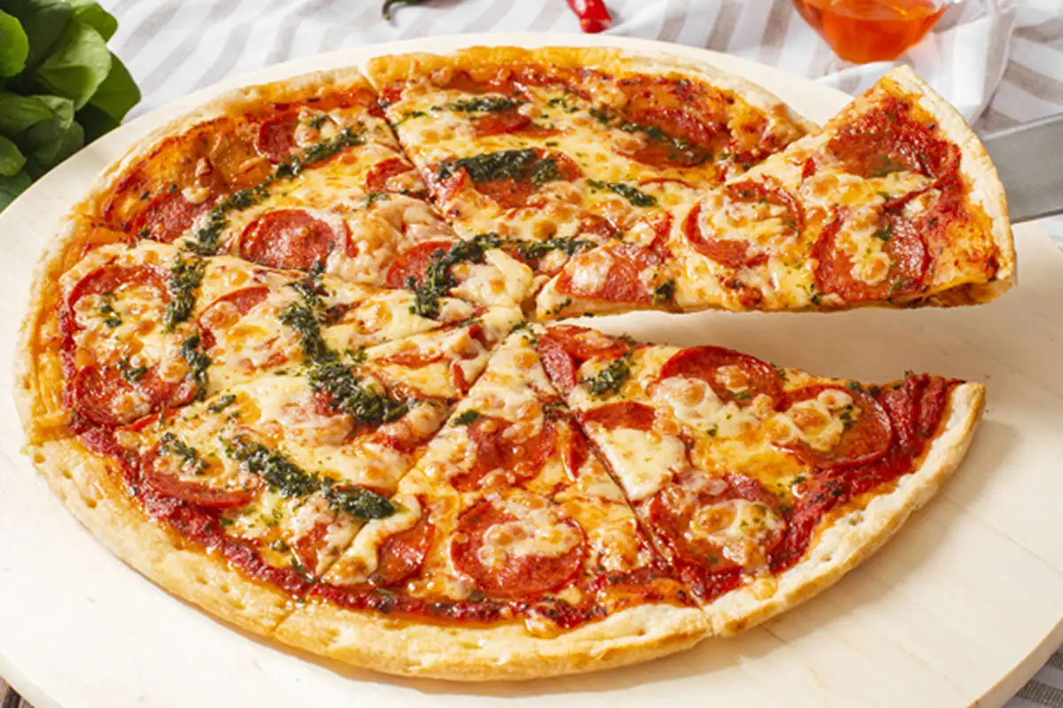 Пицца пепперони на белом тесте