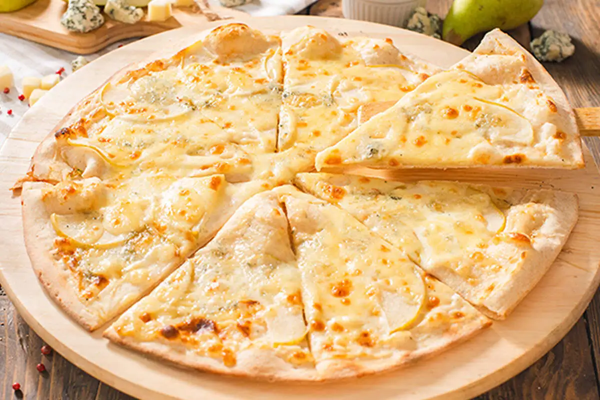 Пицца с грушей и сыром дор-блю