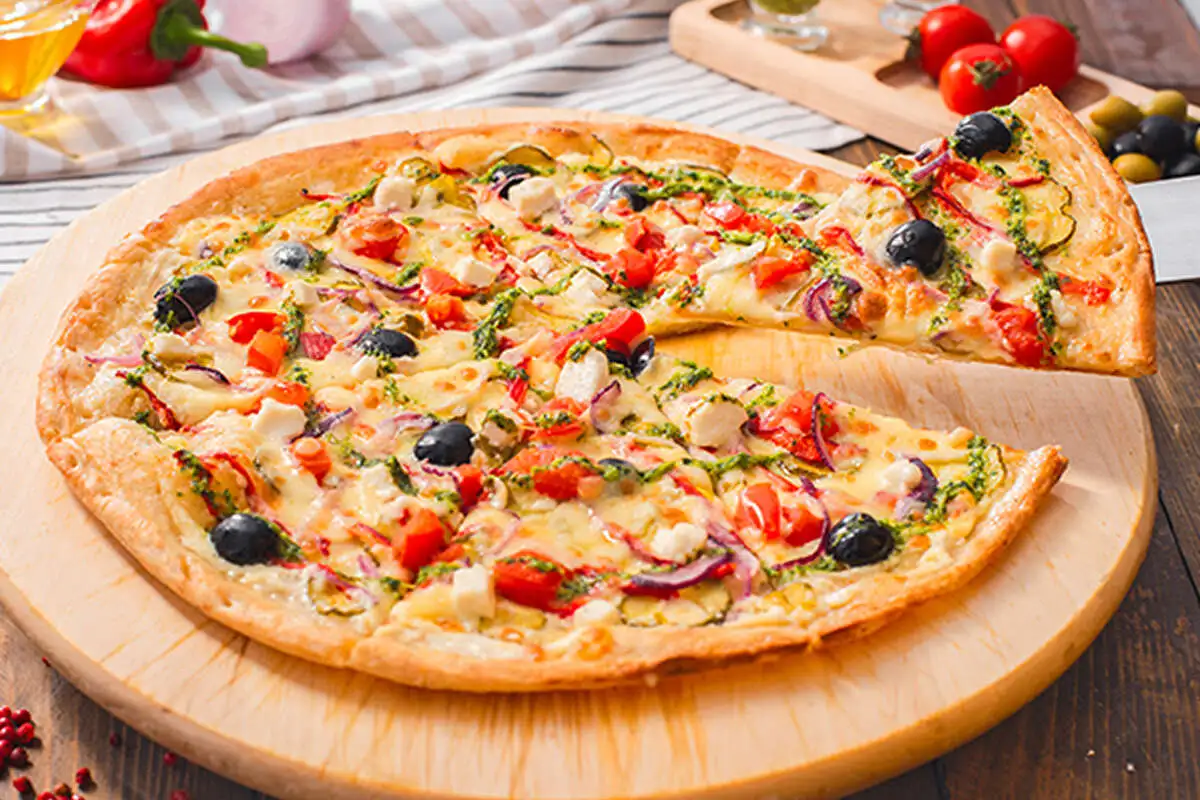 Пицца с томатами, корнишонами и печёным перцем