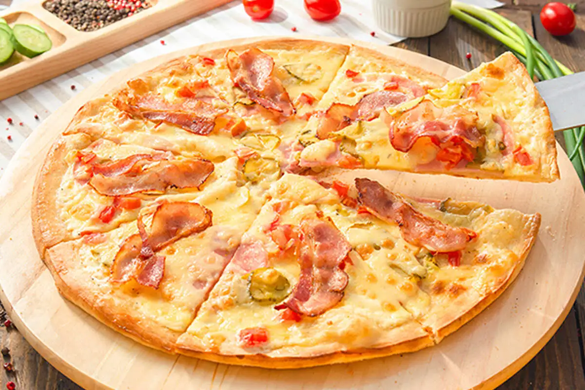 Пицца с ветчиной, томатами и беконом