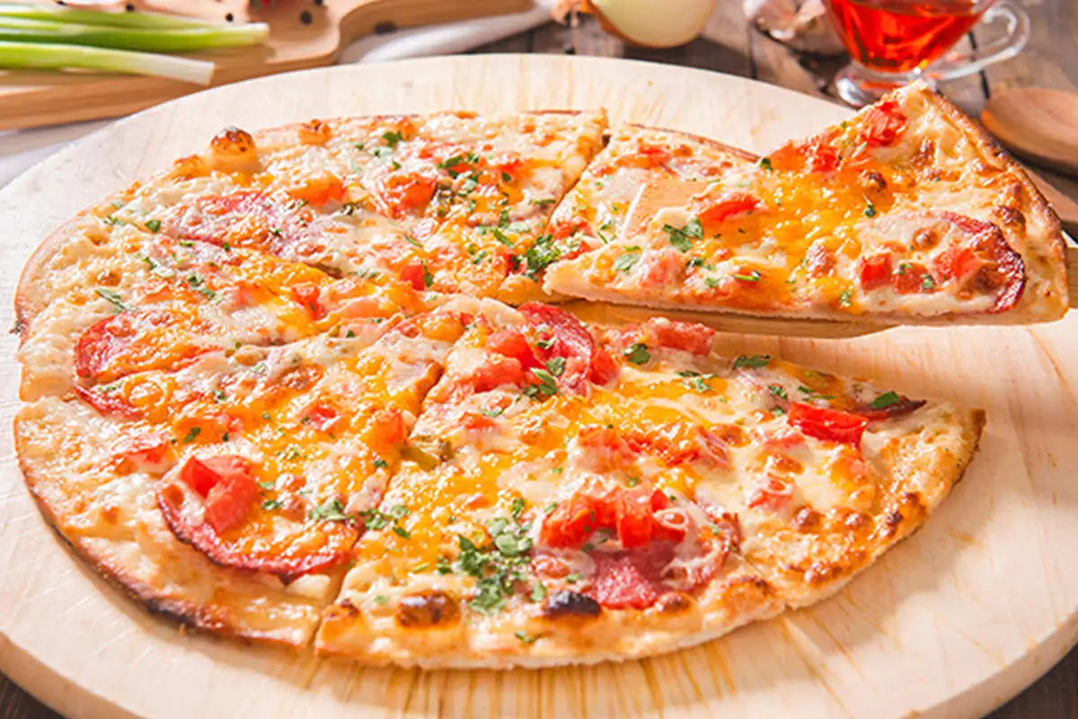 Пицца с копчёной колбаской