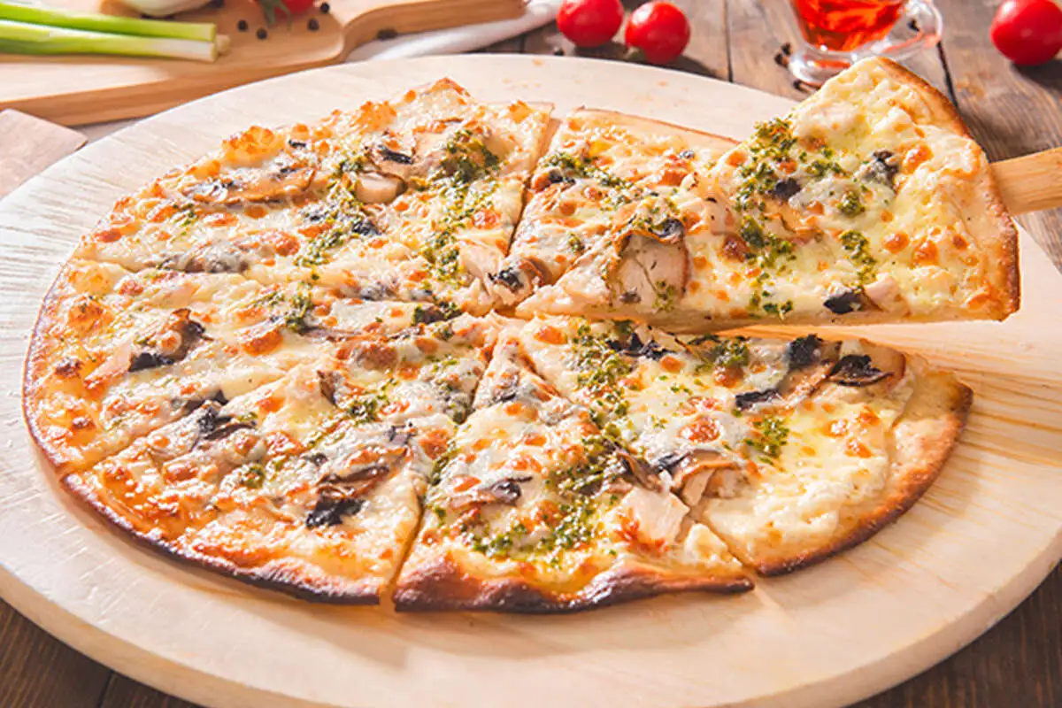 Пицца с копчёным цыплёнком и грибами