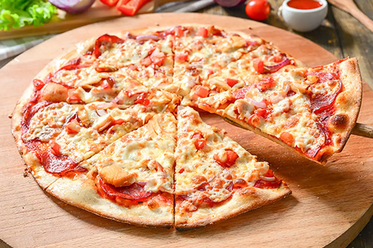 Пицца с копчёным цыплёнком барбекю