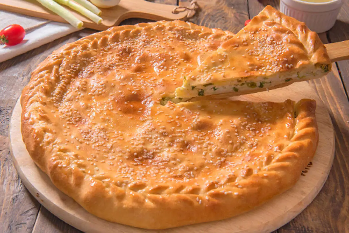 Пирог с луком и яйцом