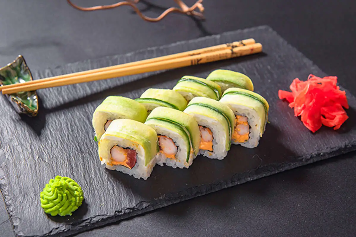 Острый ролл с креветкой