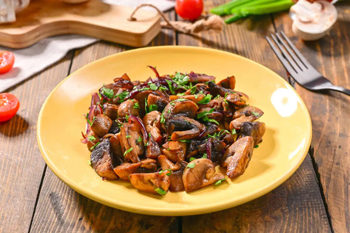 Жареные с луком шампиньоны в соевом соусе