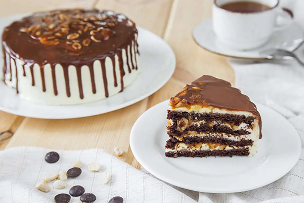 Торт Сникерс