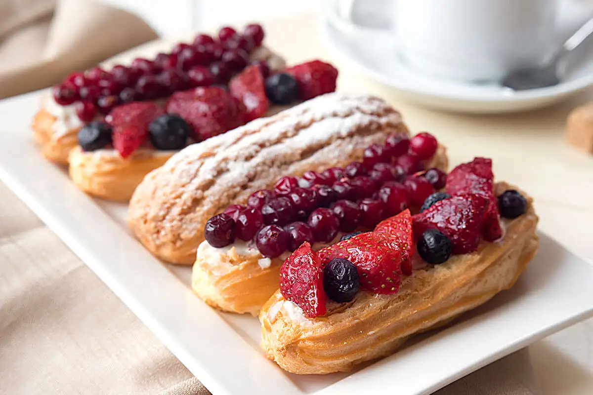 Ягодное ассорти из эклеров 5 шт