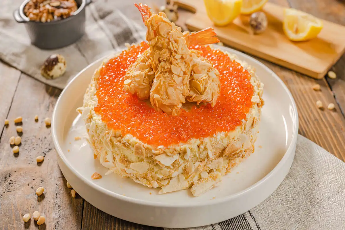 Наполеон с лососем, красной икрой и креветками