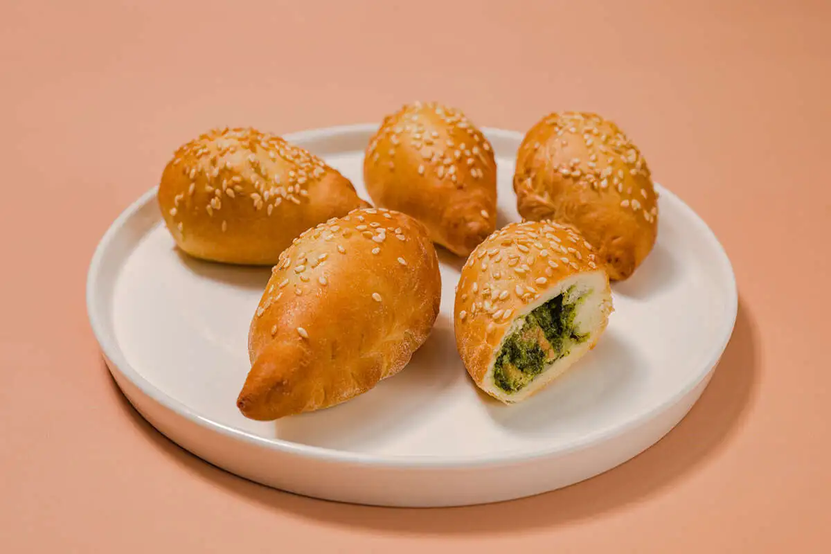 Коробочка пирожков с сёмгой и рисом