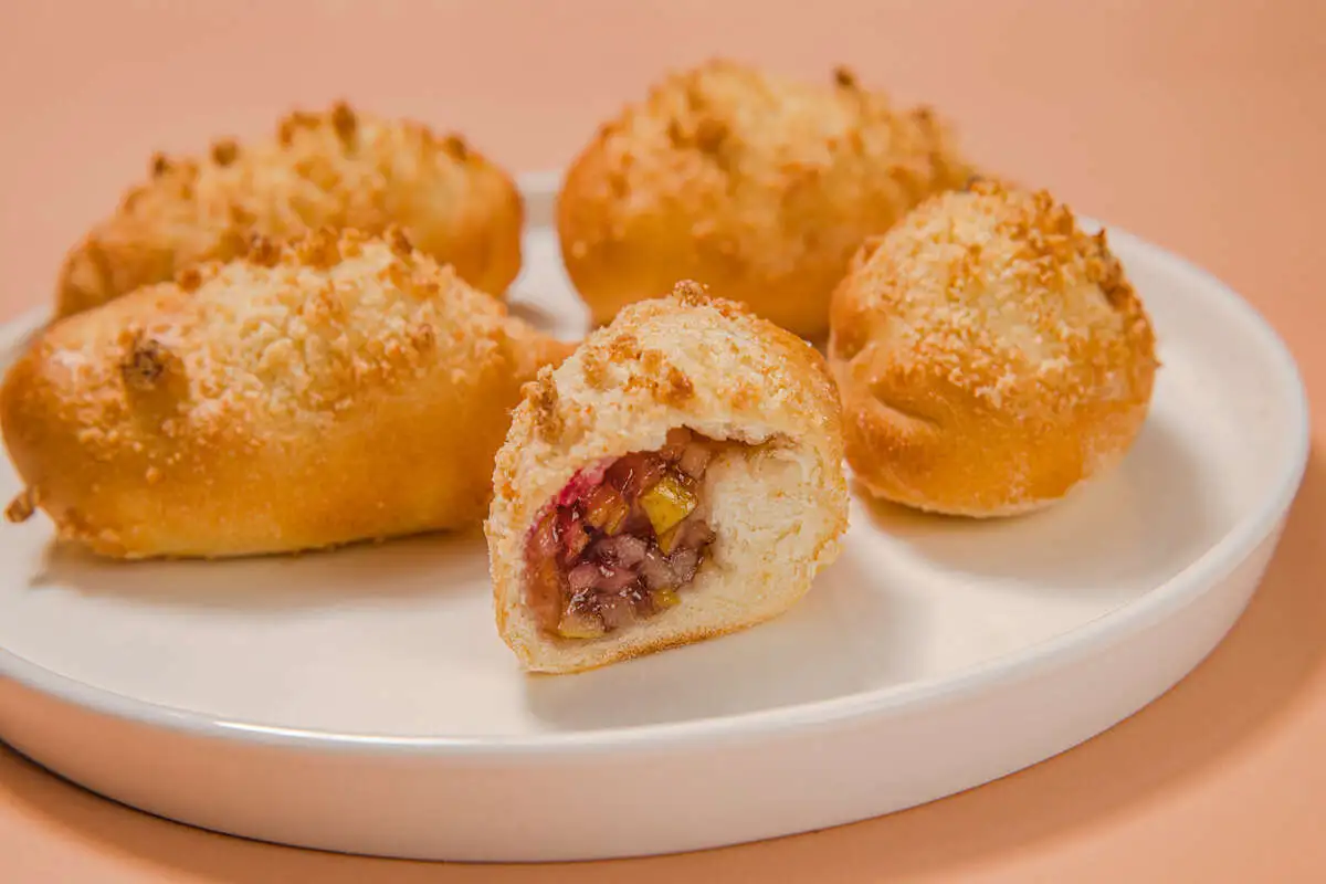 Коробочка пирожков с грушей и клюквой