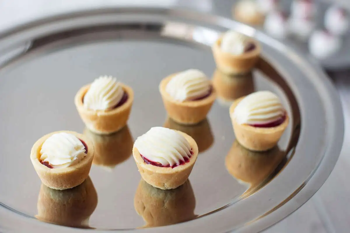 Тарталетка с малиновым кремом 1 шт.