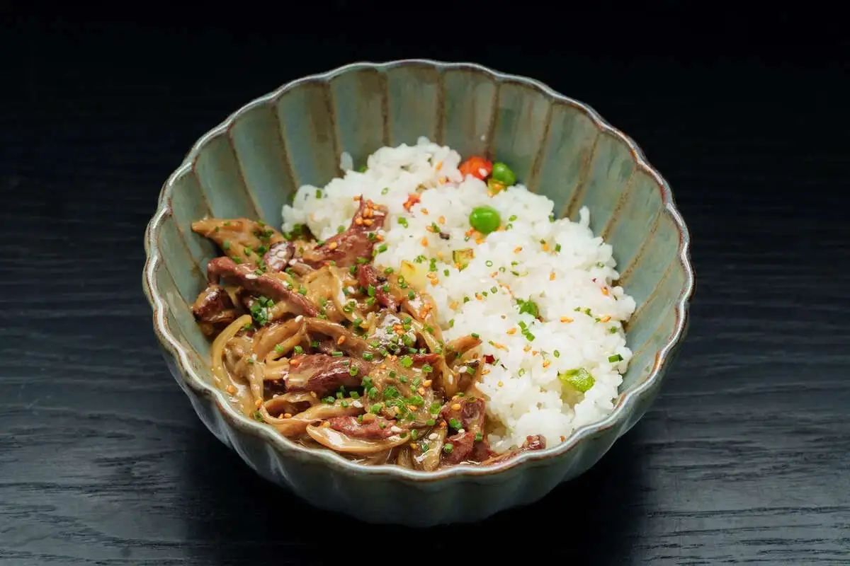 Говядина с вешенками в соусе кальби и рисом