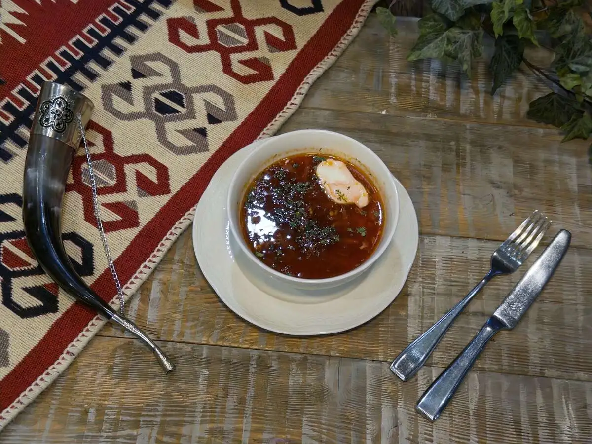 Борщ с говядиной и сметаной