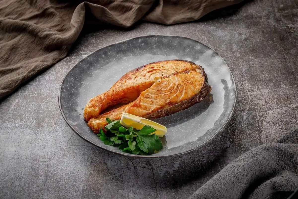 Стейк лосося на кости