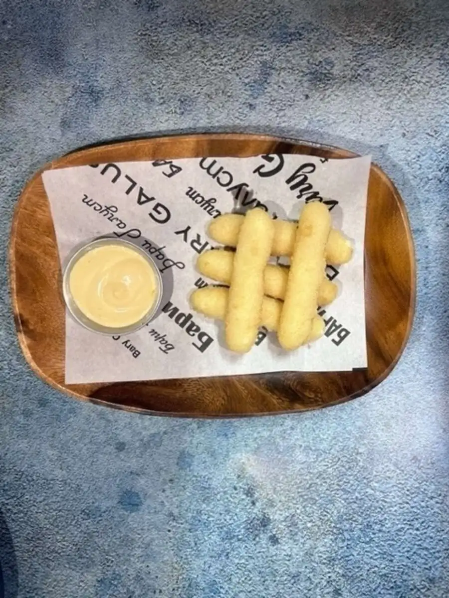 Сырные палочки с ореховым соусом 