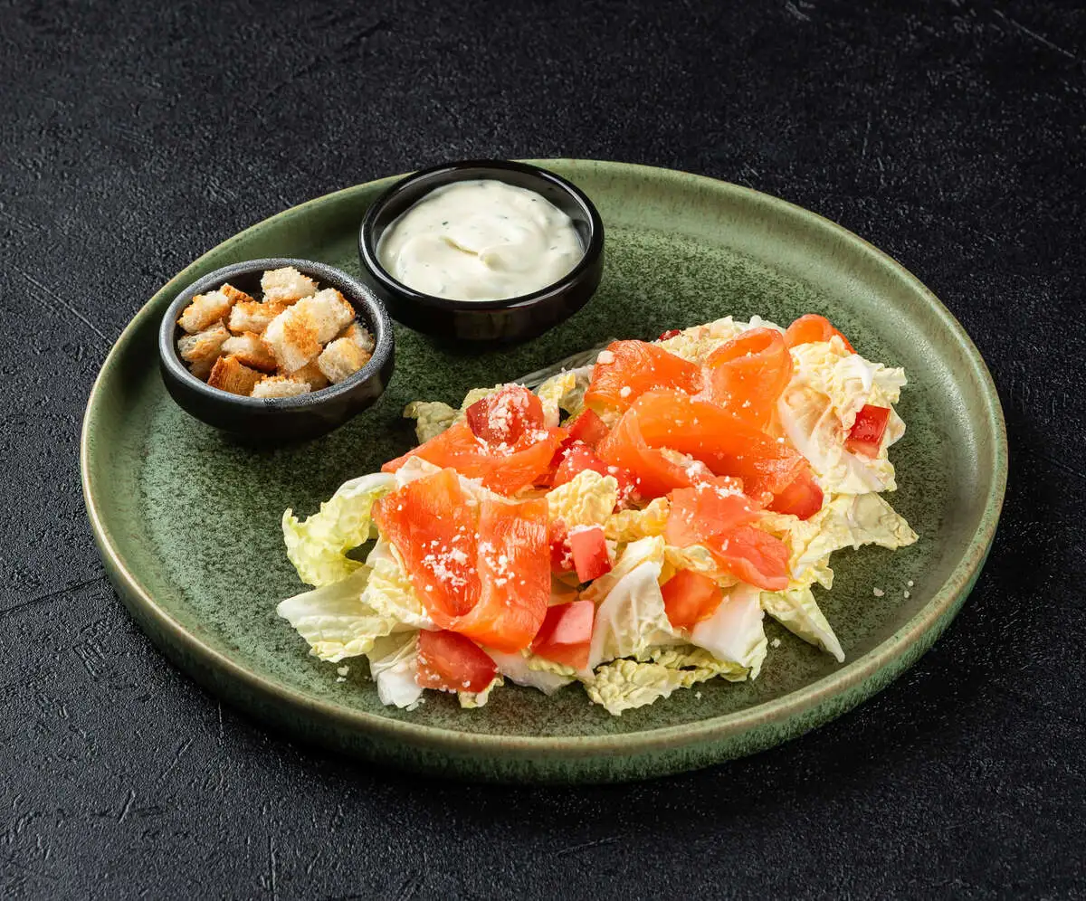 Салат Цезарь с лососем