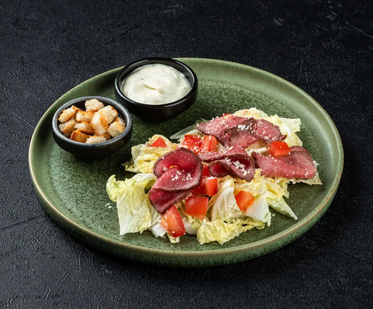 Салат Цезарь с говядиной