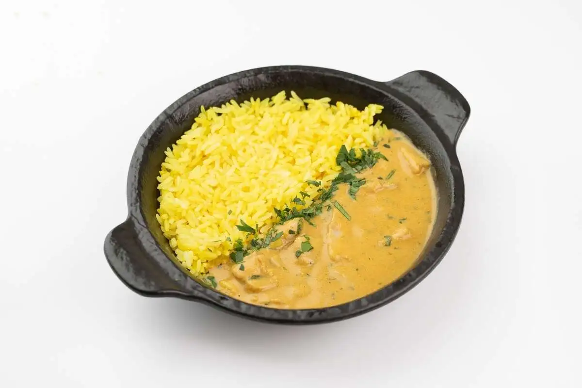 Курица карри с желтым рисом
