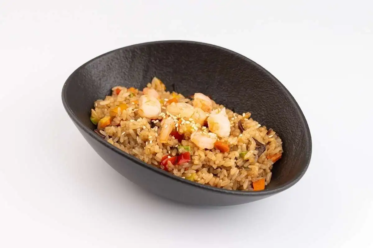 Жареный рис с креветками