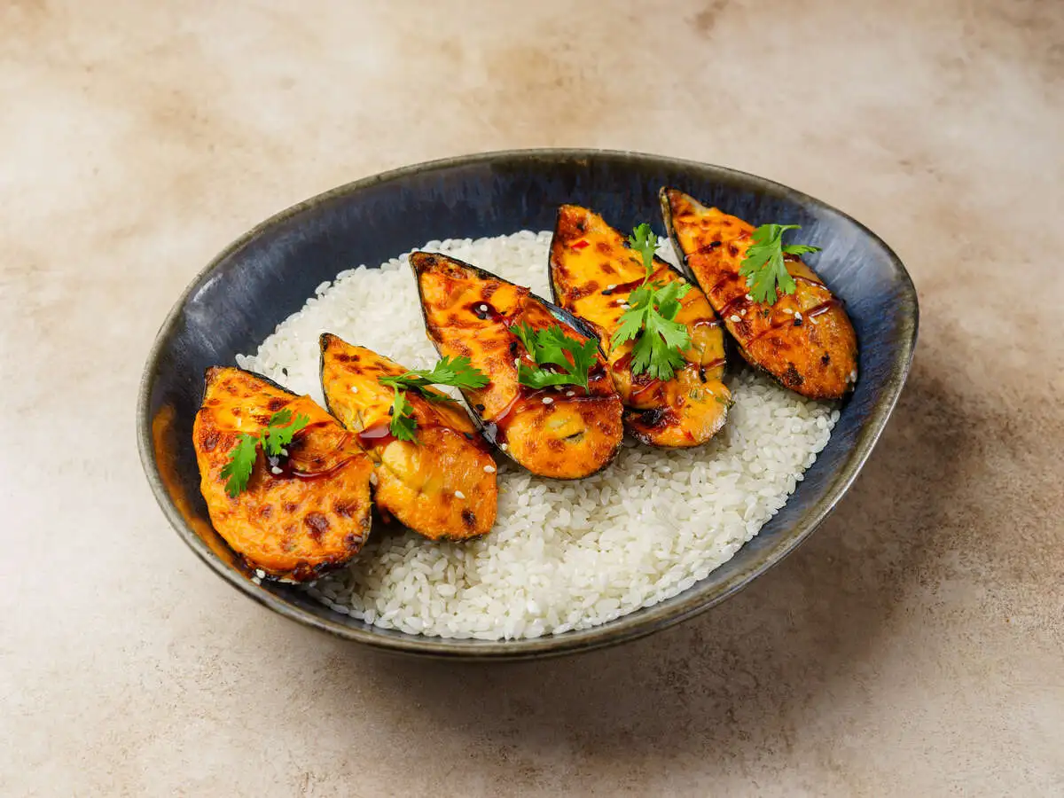 Запеченные мидии в створках в соусе Том ям