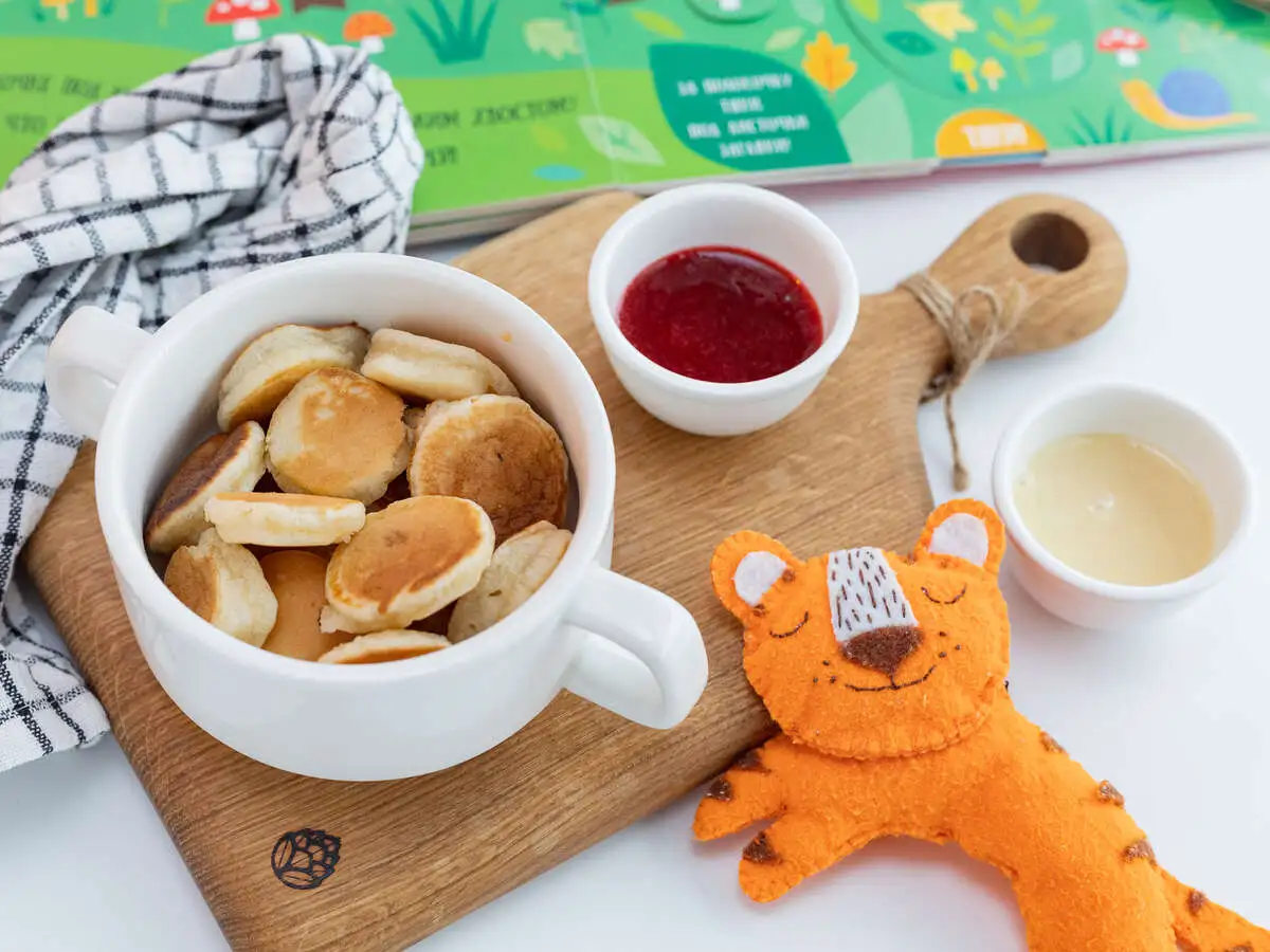 Мини-панкейки со сгущёнкой и ягодным соусом