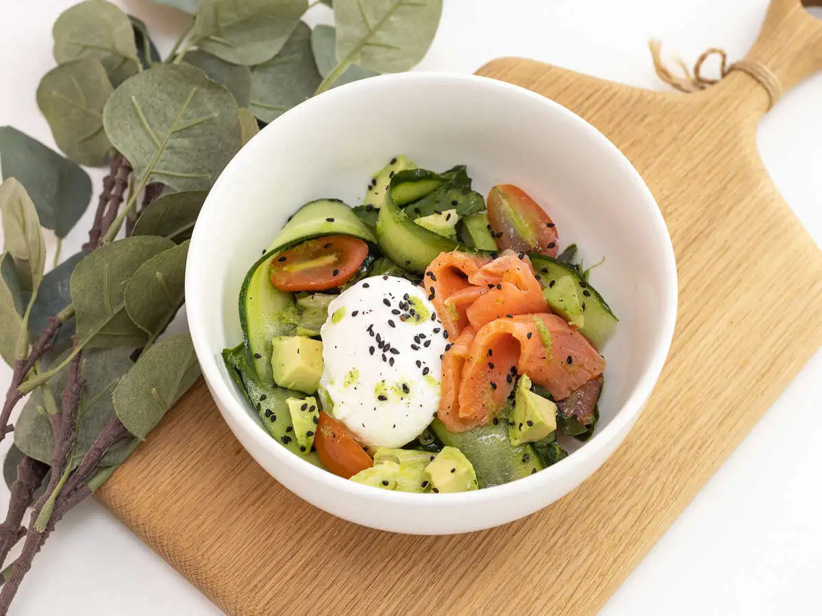 Салат с форелью и яйцом пашот