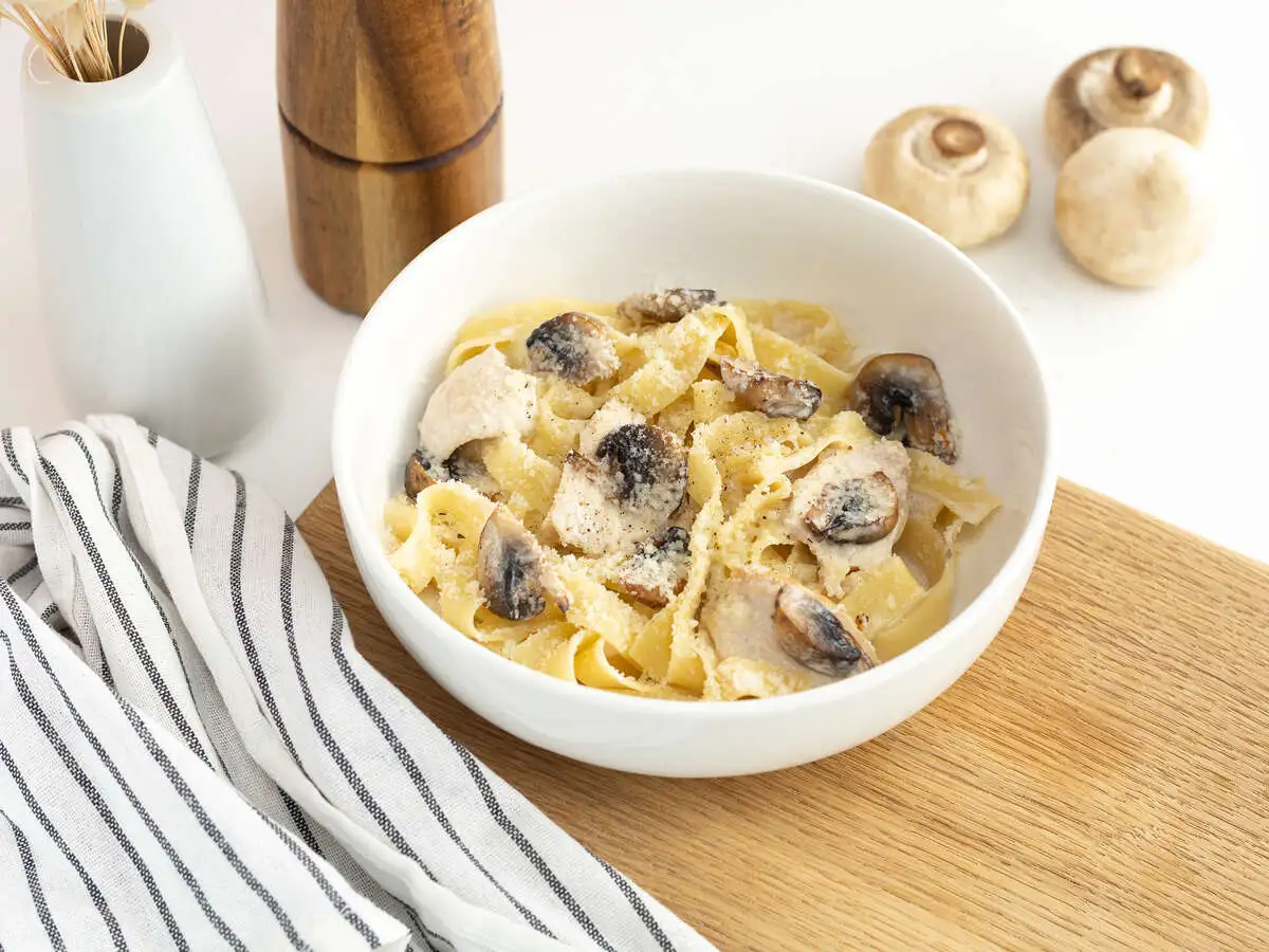 Паста с курицей и грибами