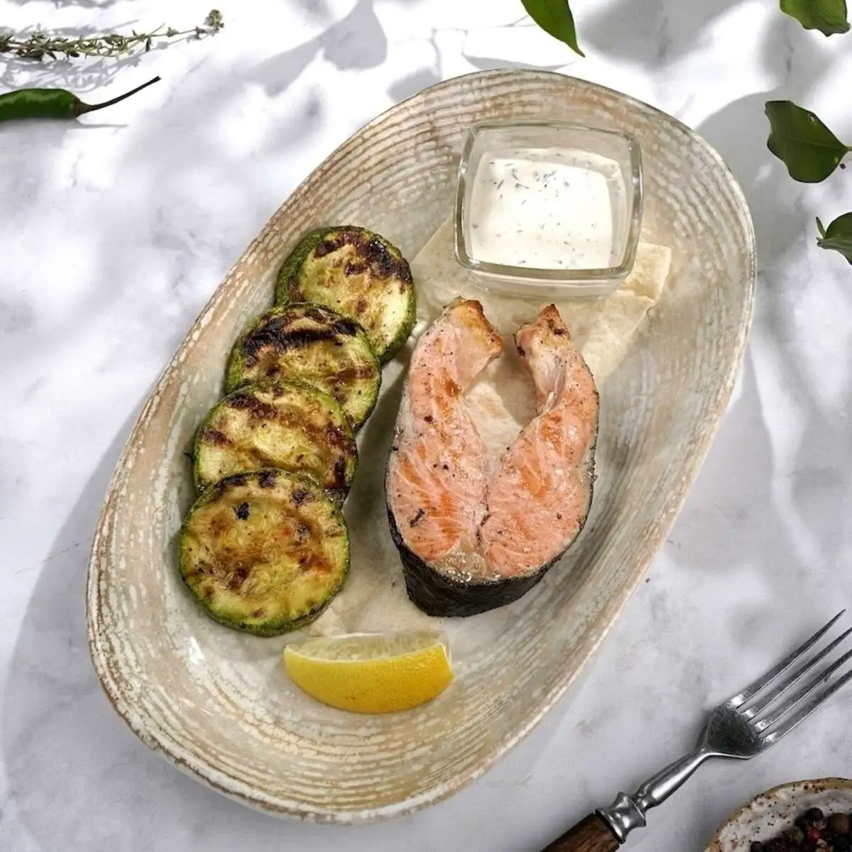 Стейк форели с кабачками