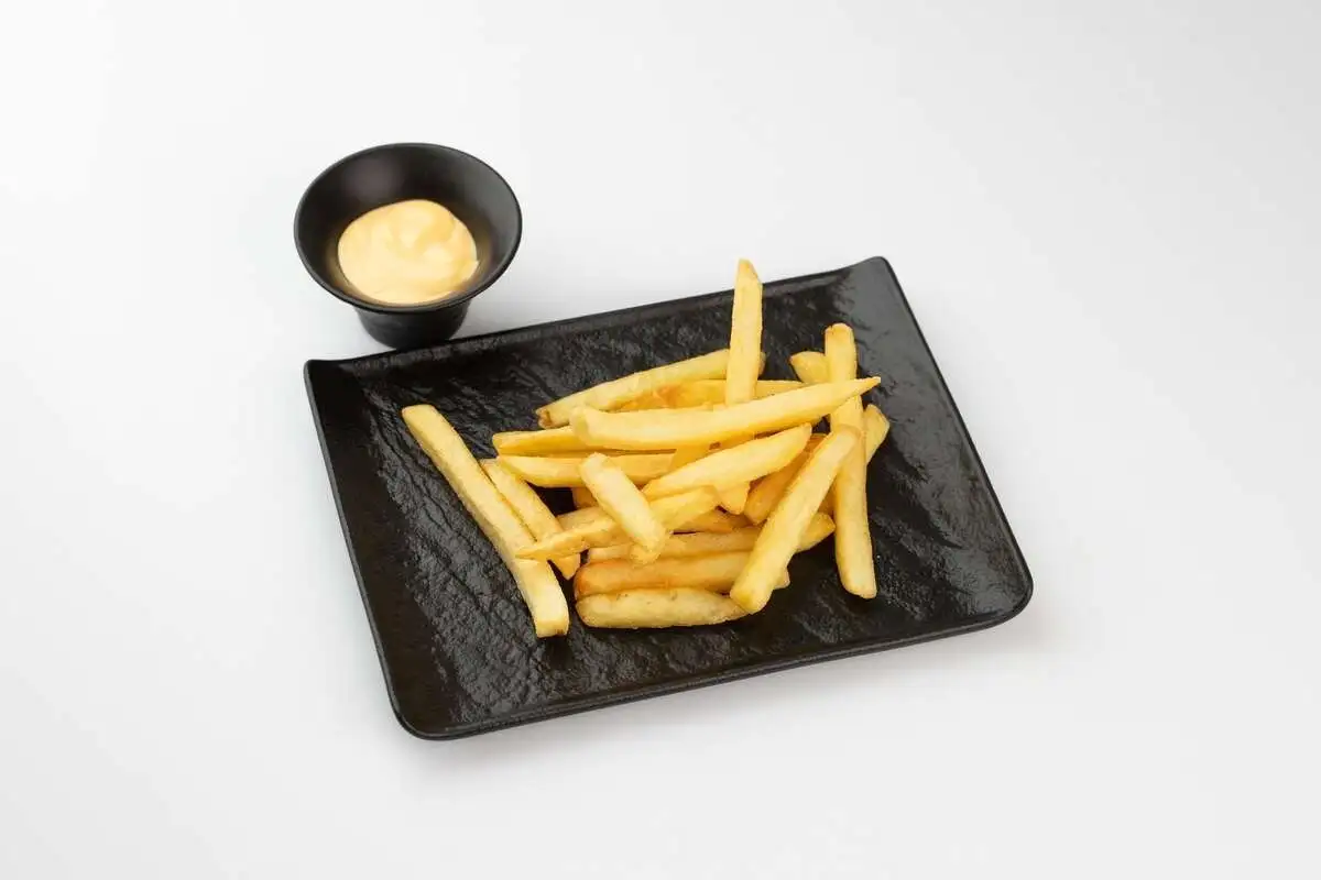 Картофель фри с сырным соусом