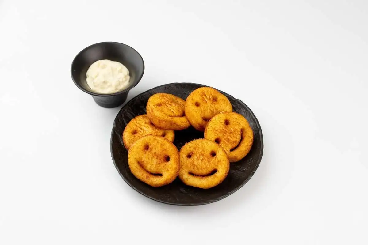Картофельные улыбки с соусом блю чиз