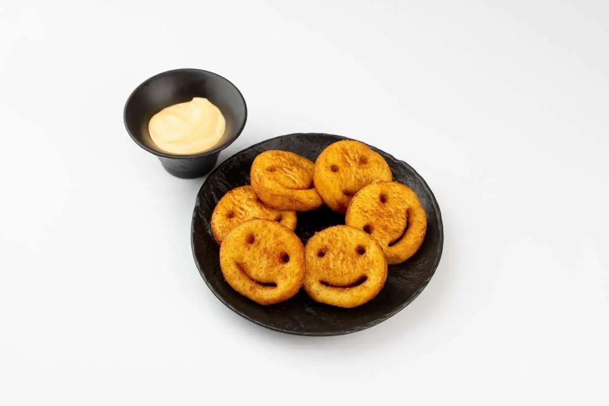 Картофельные улыбки с сырным соусом