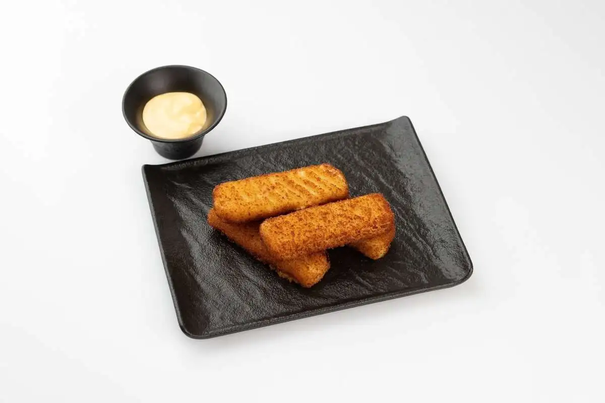 Рыбные палочки с сырным соусом