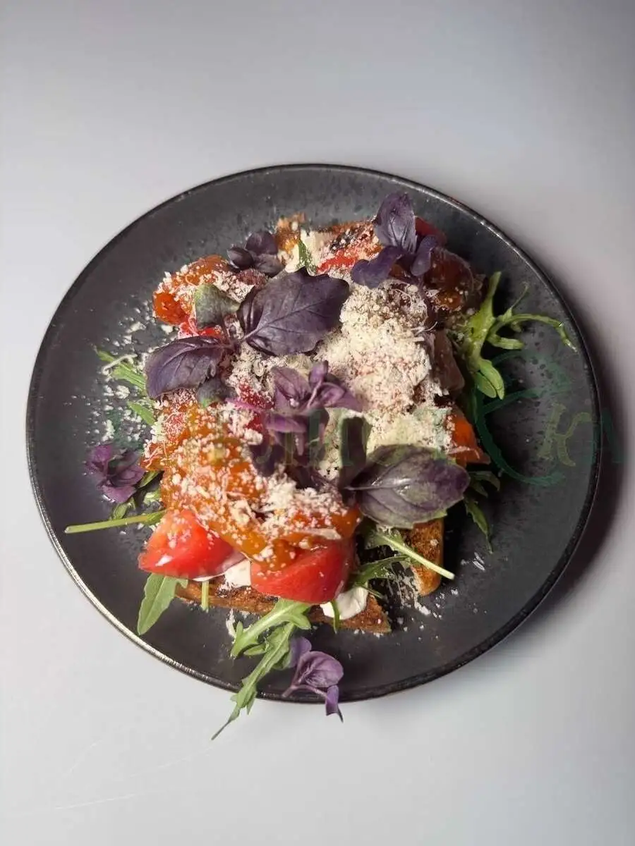 Бутерброд с томатами и печеным перцем