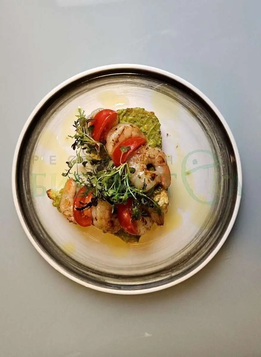 Бутерброд с гуакамоле и креветками